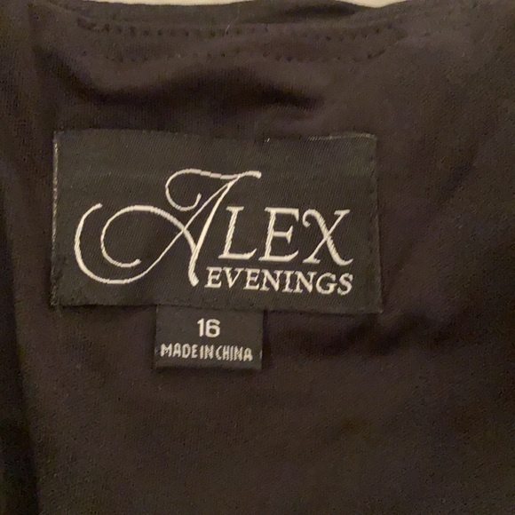 Alex Evenings size 16 trumpet gown with small train.It fits like a 14. - Picture 5 of 6